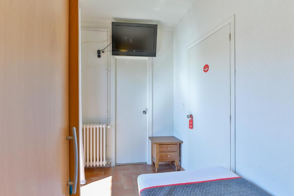 A television and/or entertainment centre at Hostal Alberana