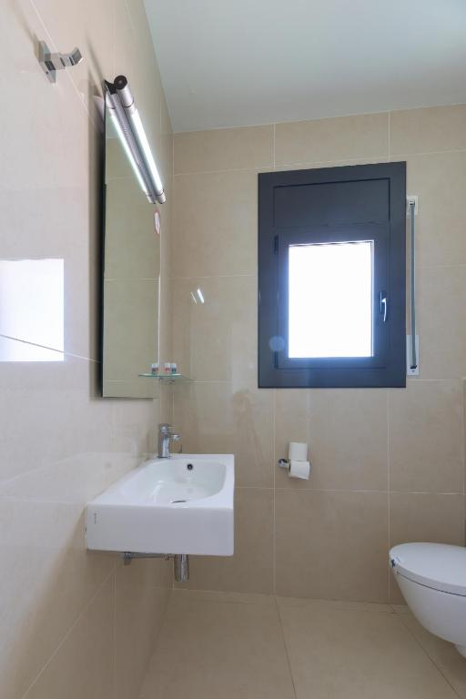 A bathroom at Hostal Alberana