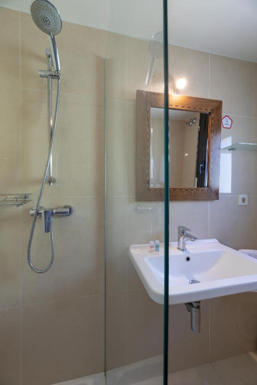 A bathroom at Hostal Alberana