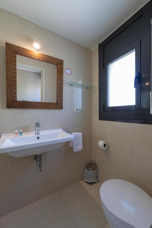 A bathroom at Hostal Alberana