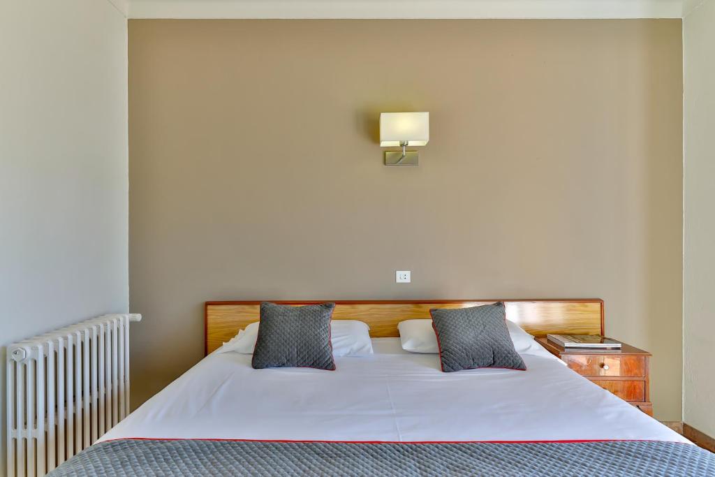 A bed or beds in a room at Hostal Alberana