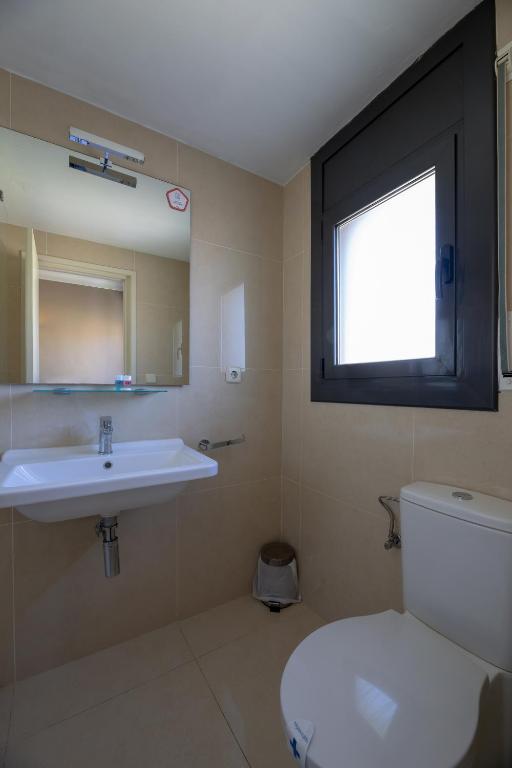 A bathroom at Hostal Alberana