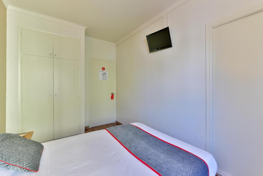 A bed or beds in a room at Hostal Alberana