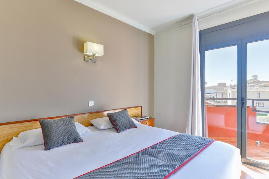 A bed or beds in a room at Hostal Alberana