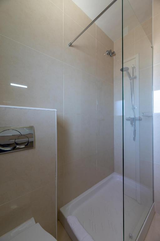 A bathroom at Hostal Alberana