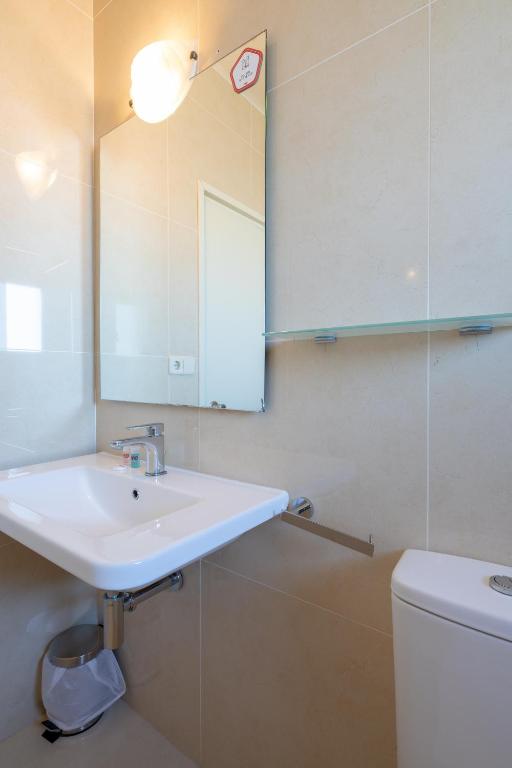A bathroom at Hostal Alberana
