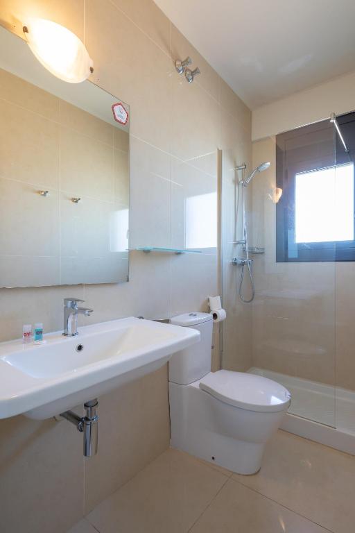 A bathroom at Hostal Alberana