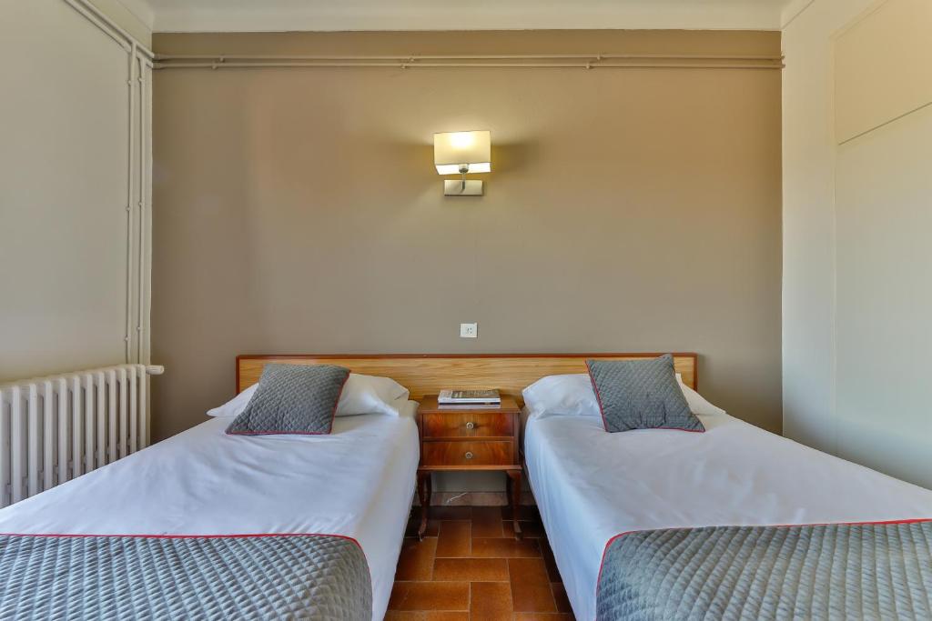 A bed or beds in a room at Hostal Alberana