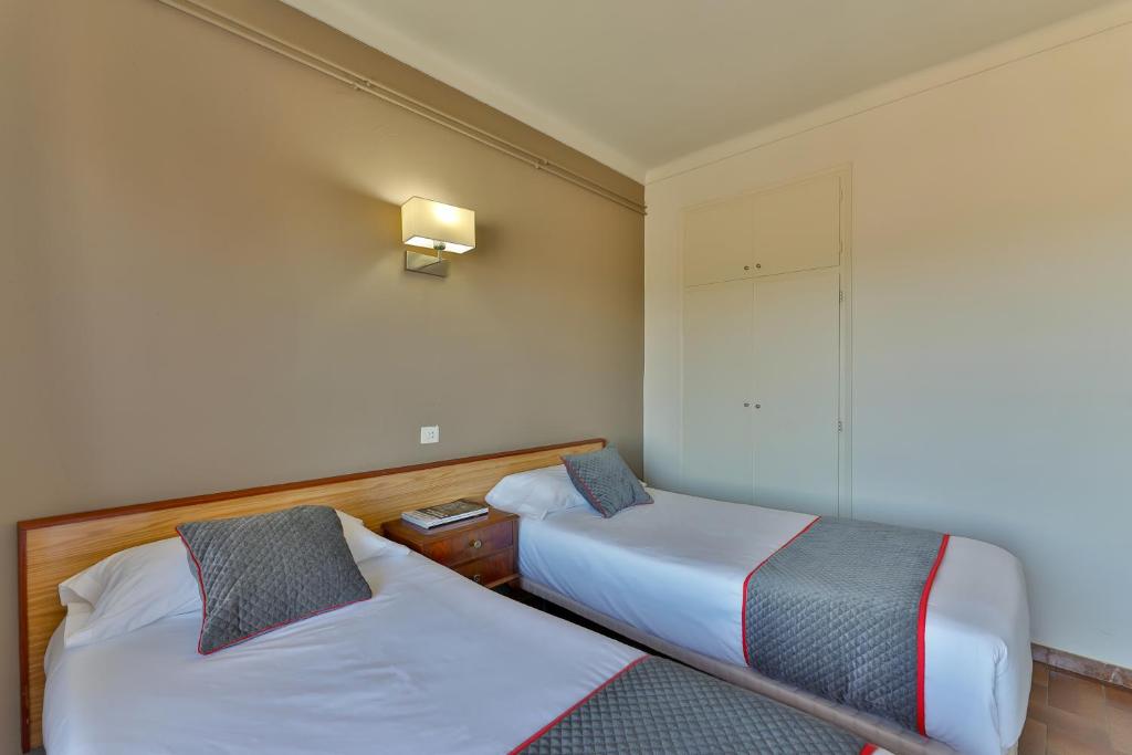 A bed or beds in a room at Hostal Alberana