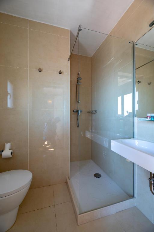 A bathroom at Hostal Alberana