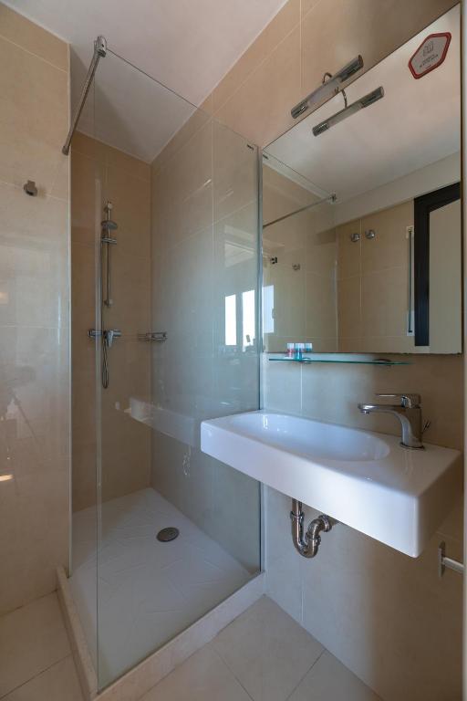 A bathroom at Hostal Alberana