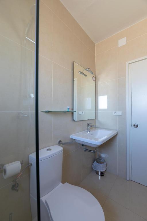A bathroom at Hostal Alberana