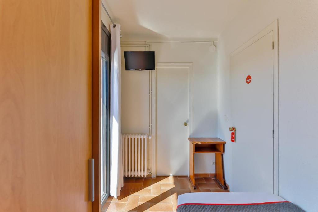 A television and/or entertainment centre at Hostal Alberana