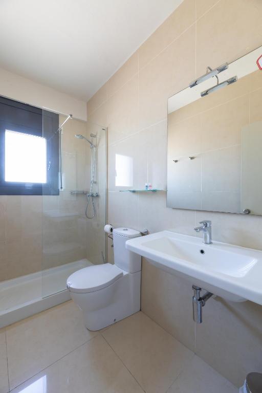 A bathroom at Hostal Alberana