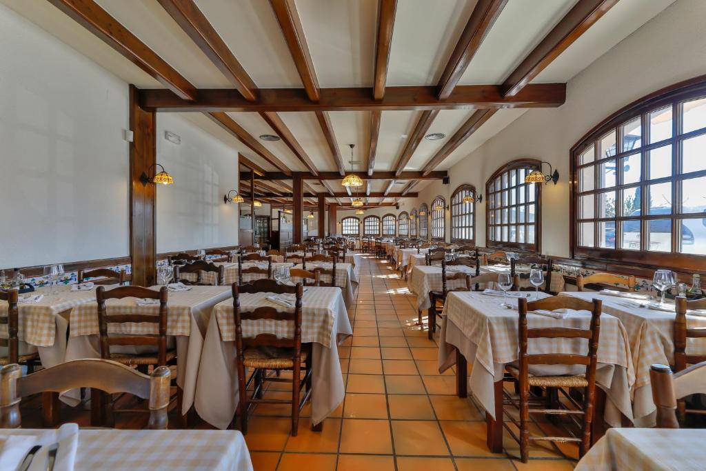 A restaurant or other place to eat at Hostal Alberana