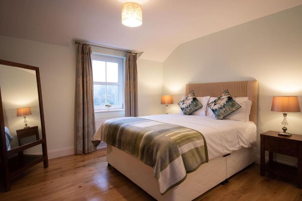 Postel nebo postele na pokoji v ubytování Salmons Leap Sneem Village Kerry