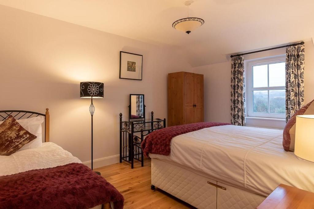 Postel nebo postele na pokoji v ubytování Salmons Leap Sneem Village Kerry