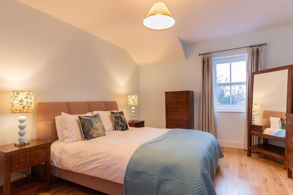 Postel nebo postele na pokoji v ubytování Salmons Leap Sneem Village Kerry
