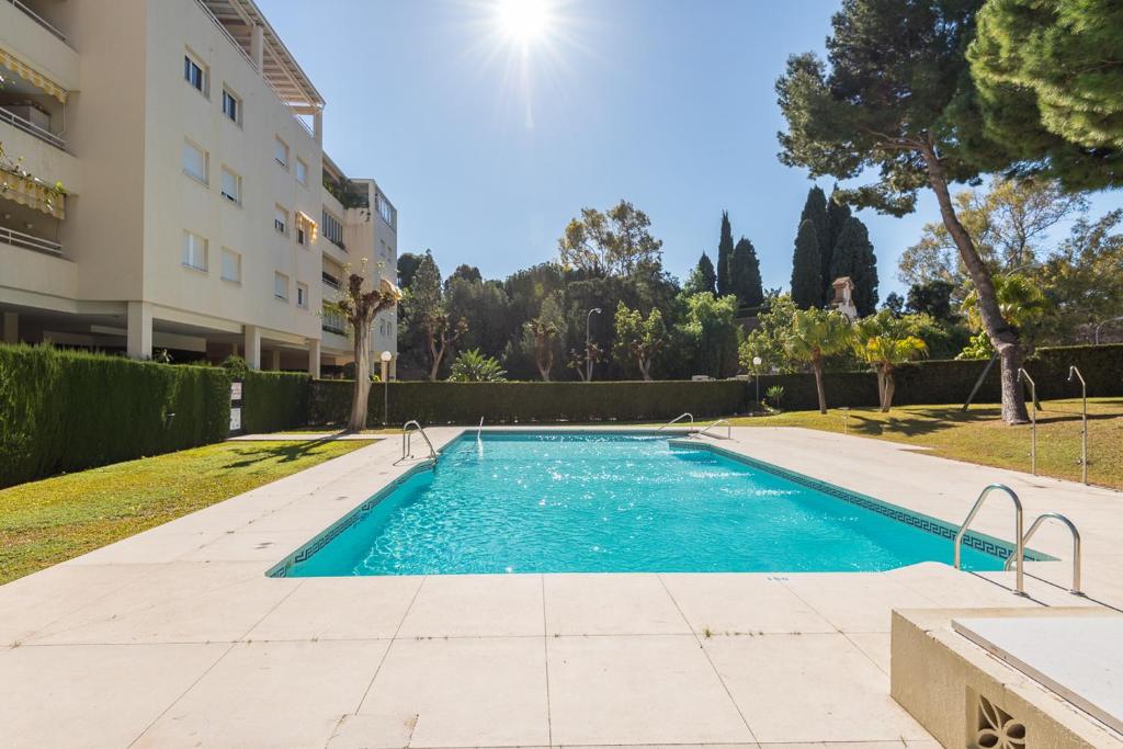 una piscina frente a un edificio en Casa Limonar Málaga, en Málaga