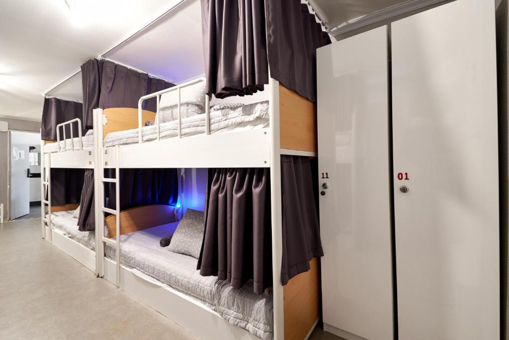 Jun Guesthouse - Bed In Male Dormitory Room