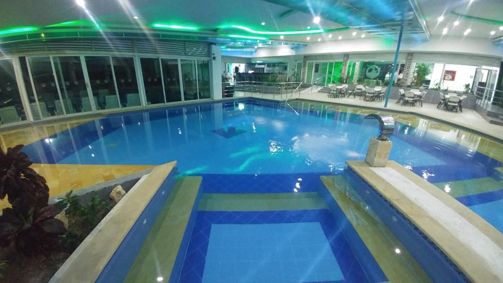 a large swimming pool in a building at Hotel Campestre El Cisne in Barranquilla