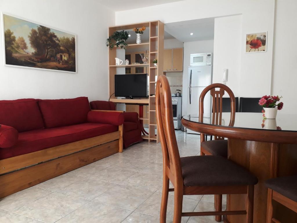 布宜諾斯艾利斯的住宿－Devoto Rentals，客厅配有红色的沙发和桌子