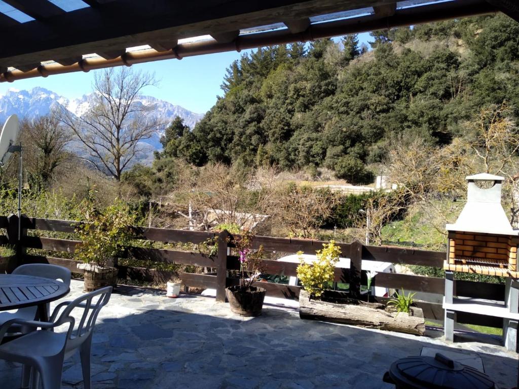 un patio con vistas a las montañas en Casa Llayo, en Aliezo