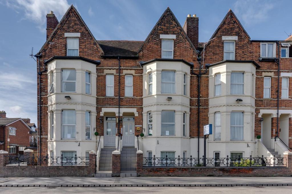 un grande edificio in mattoni con molte finestre di The Sportsview Guest House a Oxford