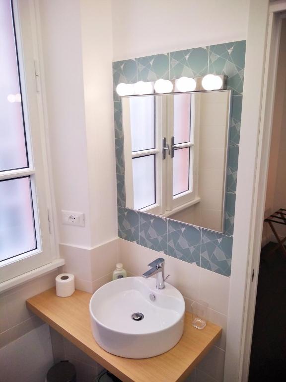 A bathroom at Casa Italiano - BestBnB Garbatella