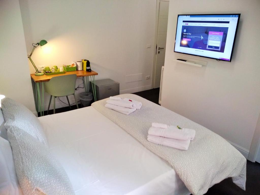 A bed or beds in a room at Casa Italiano - BestBnB Garbatella