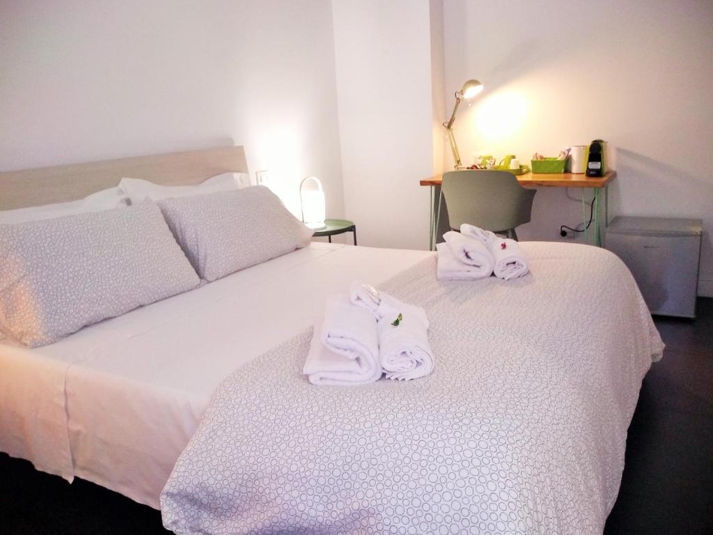A bed or beds in a room at Casa Italiano - BestBnB Garbatella
