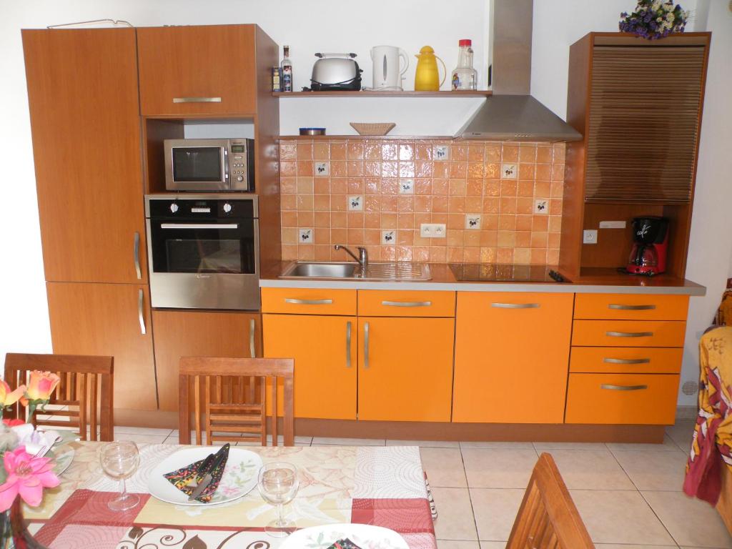 Kuchyň nebo kuchyňský kout v ubytování Villa Liamone