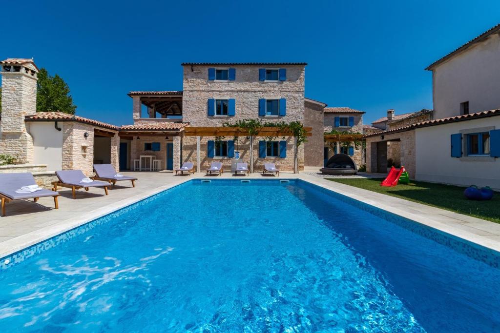 een villa met zwembad voor een huis bij Villa Racan in Bokordići