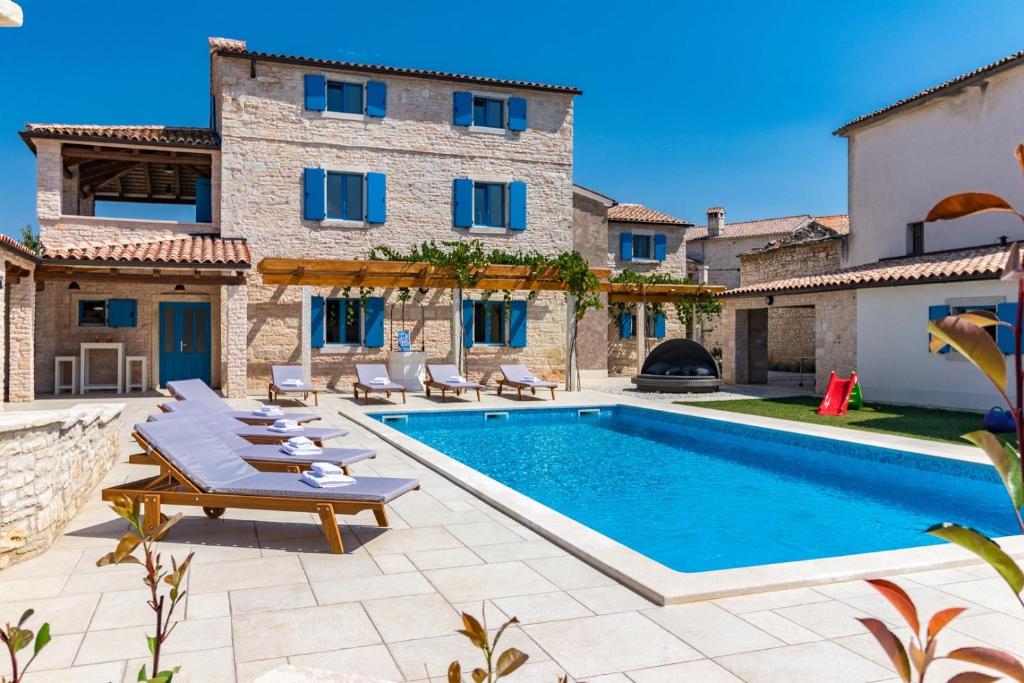 ein Bild einer Villa mit einem Pool in der Unterkunft Villa Racan in Bokordići