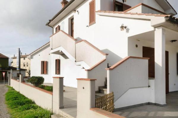 uma casa branca com escadas ao lado em Kate em Gavorrano