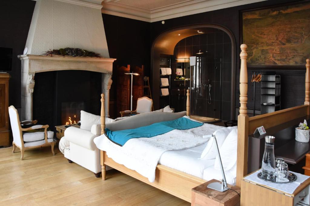 a bedroom with a white bed and a table and a chair at Guesthouse PPP in Ghent