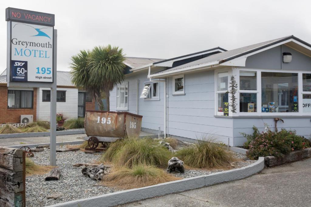 una señal de que no hay vacantes frente a una casa en Greymouth Motel, en Greymouth