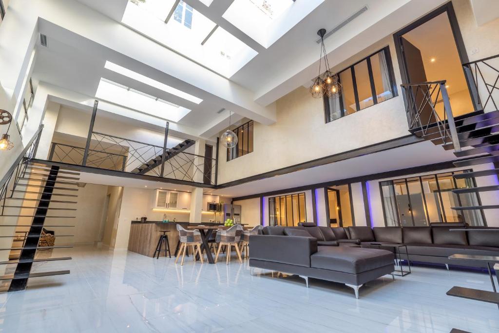 un salon avec un canapé et une table dans l'établissement Résidence Montaigne - Luxurious - 350m Palais - LRA Cannes, à Cannes