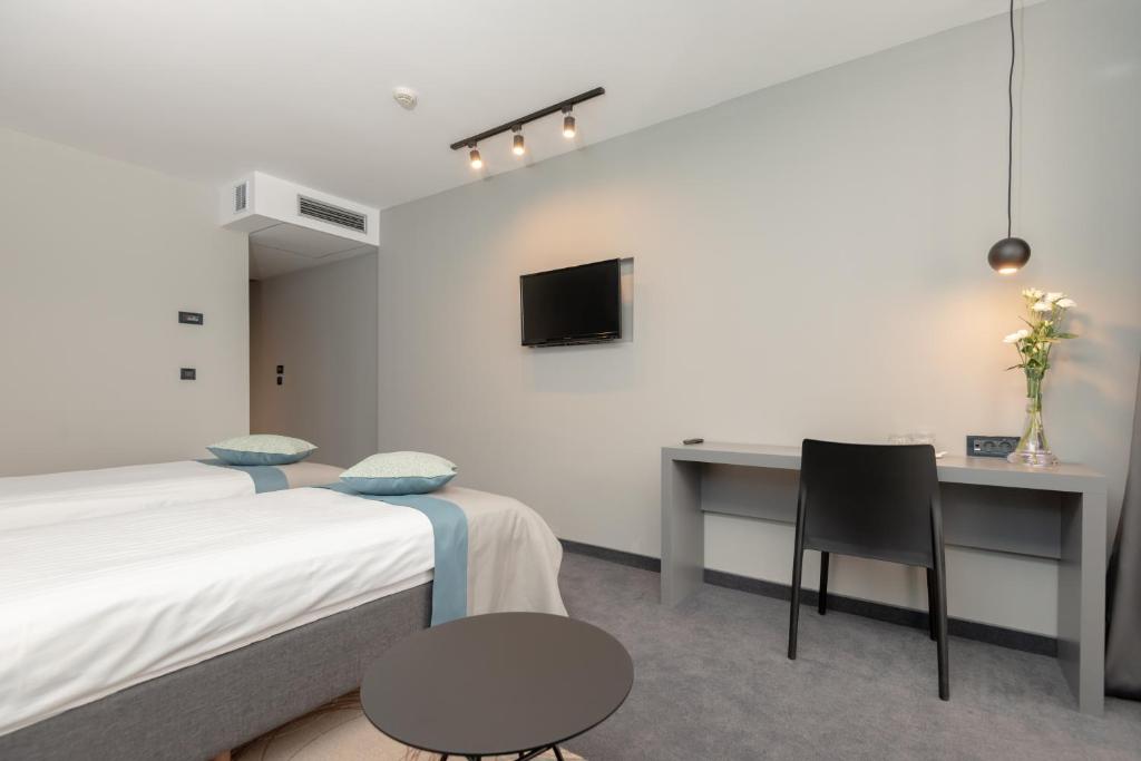 Televízia a/alebo spoločenská miestnosť v ubytovaní Hotel Kolovare