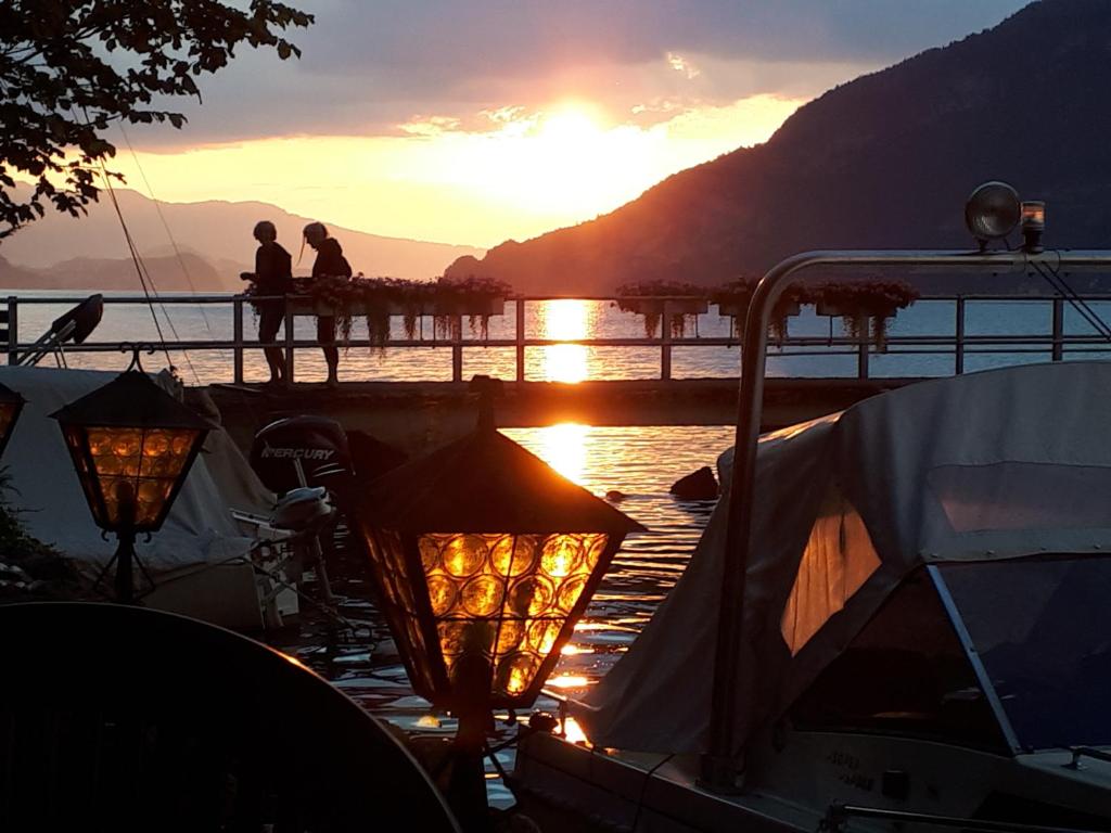 a group of people standing on a boat at sunset at Berner Oberland in Därligen