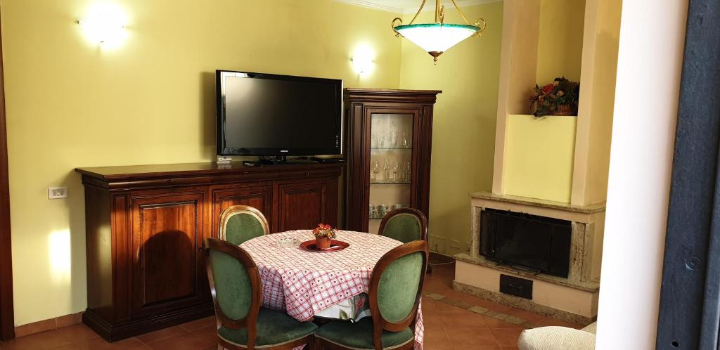 d'une salle à manger avec une table et une télévision à écran plat. dans l'établissement Casa con Giardino privata nel Centro Città, à Velletri