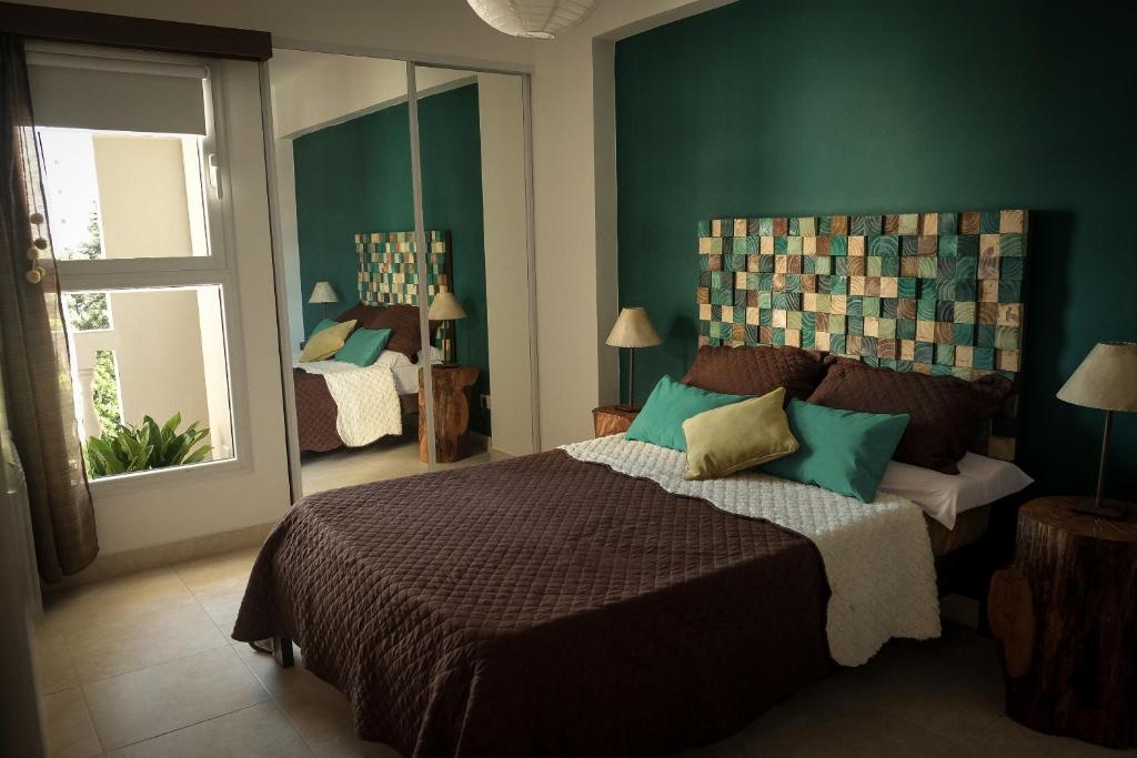 1 dormitorio con cama grande y ventana grande en Departamentos de Diseño Punto Norte - Pueyrredon en Salta