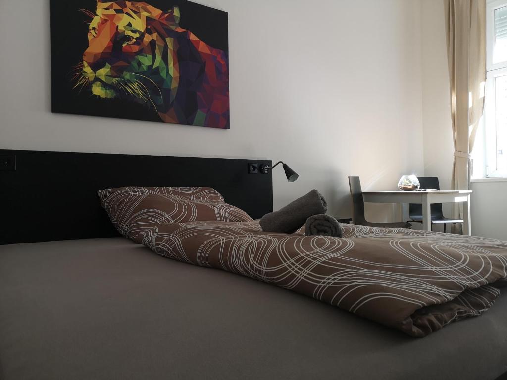 Łóżko lub łóżka w pokoju w obiekcie Apartment, modern und neu renoviert