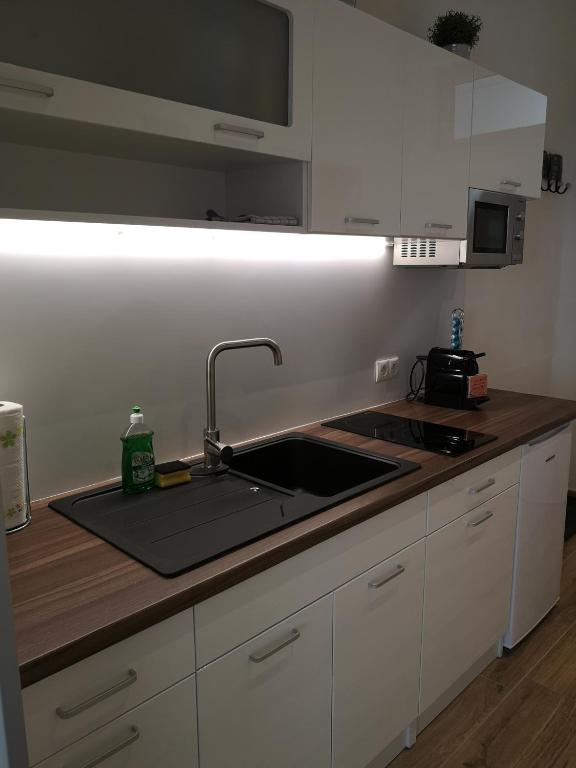 Kuchnia lub aneks kuchenny w obiekcie Apartment, modern und neu renoviert