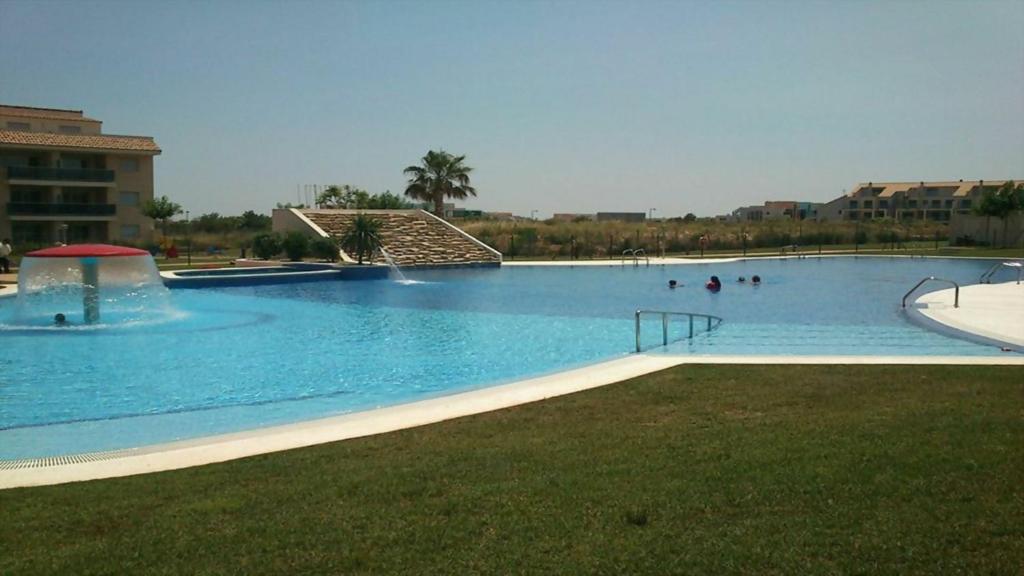 una grande piscina con persone in acqua di Espectacular Chalet Adosado de lujo "Bienvenido al Paraíso" a Sant Jordi