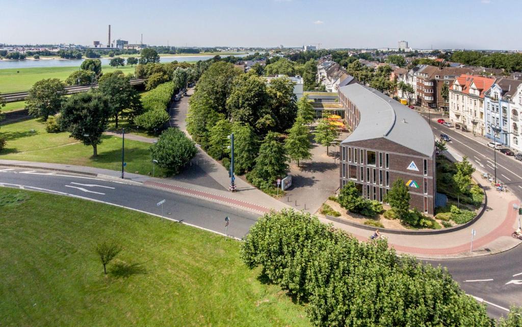 une vue aérienne sur une ville avec un bâtiment et une rue dans l'établissement Jugendherberge Düsseldorf, à Düsseldorf