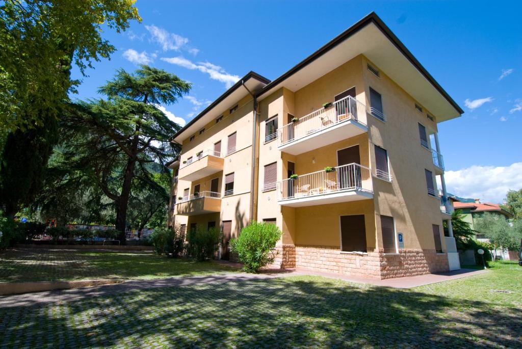 ein Apartmenthaus mit einem Hof davor in der Unterkunft Residence Royal House in Riva del Garda