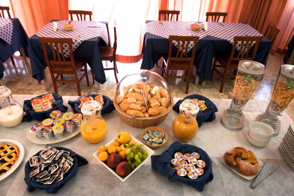 une table avec de nombreuses assiettes de nourriture dans l'établissement B & B Conchiglie, à Gallipoli