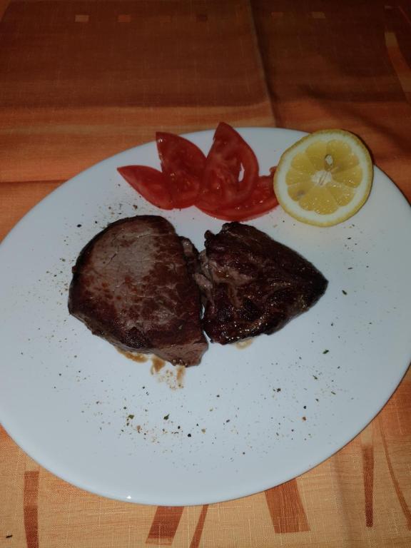 Jídlo v aparthotelu nebo okolí