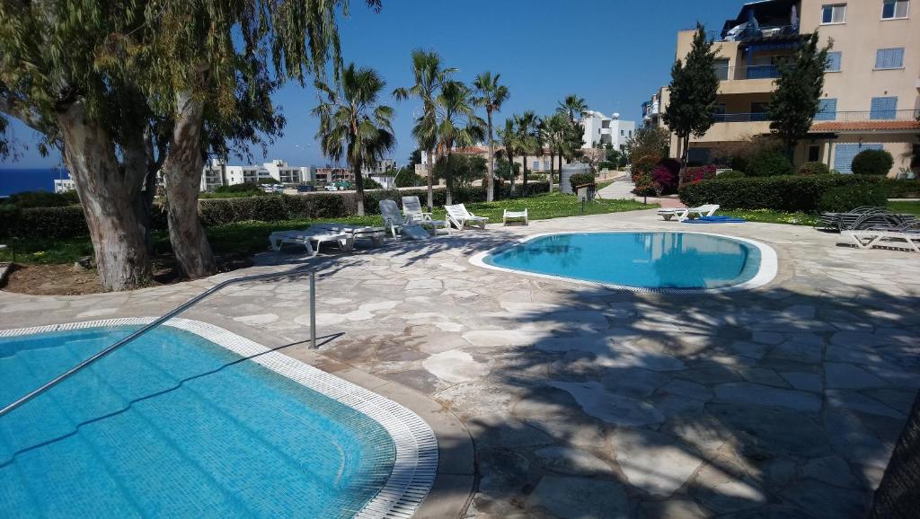 Bazén v ubytování H&O Best Apt In Paphos! nebo v jeho okolí